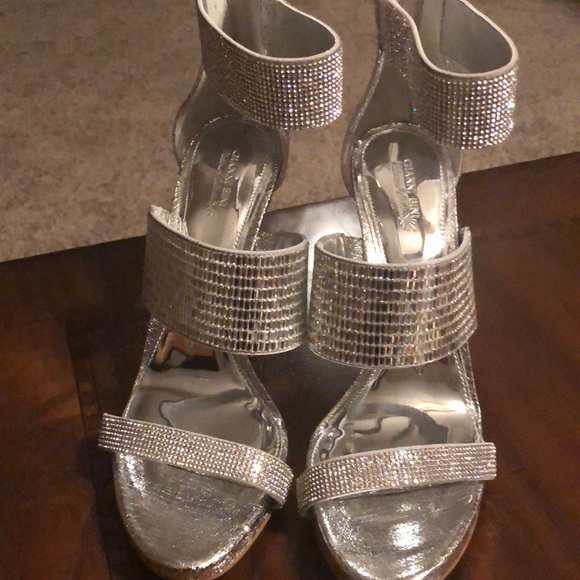 Gianni Bini Shoes - 🚫SOLD🚫Gianni Bini silver heel